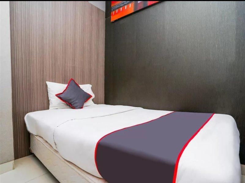 Collection O 29 Twin Tower Hotel Surabaya Exterior photo